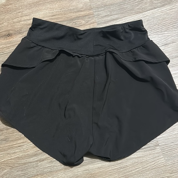 Women’s athletic shorts barely worn in good condition - Picture 4 of 4